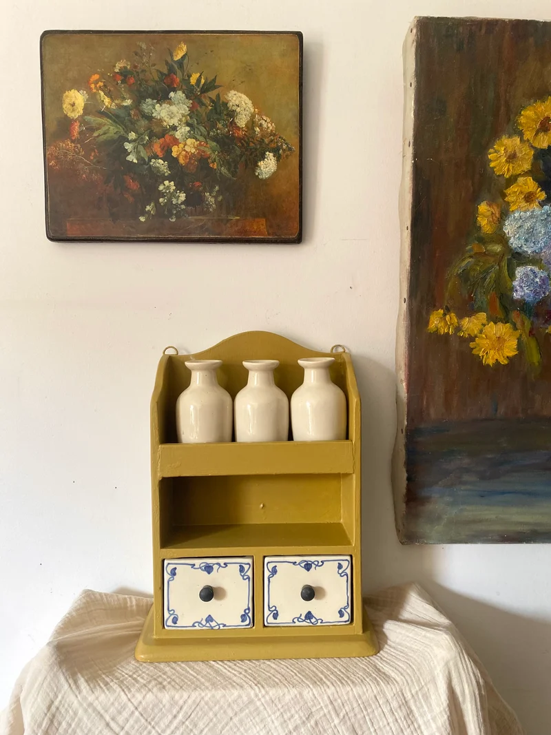 Petite étagère à épices repeinte, tiroirs en céramique peints main