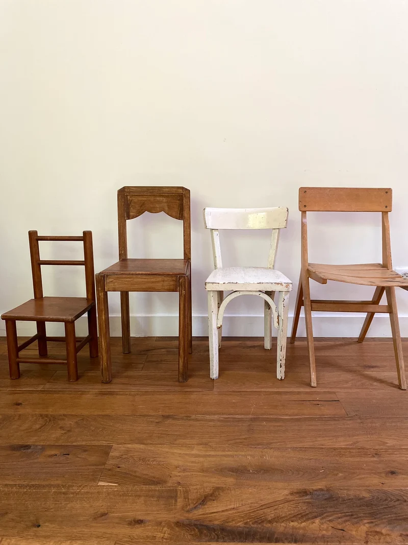 Petite chaise pour enfant en bois ancien