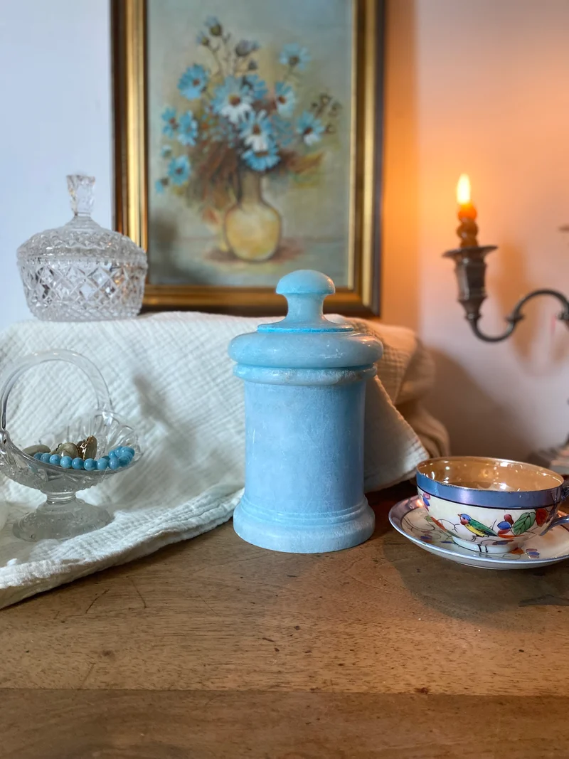 Pot d’apothicaire en albâtre bleu turquoise datant des années 1960.