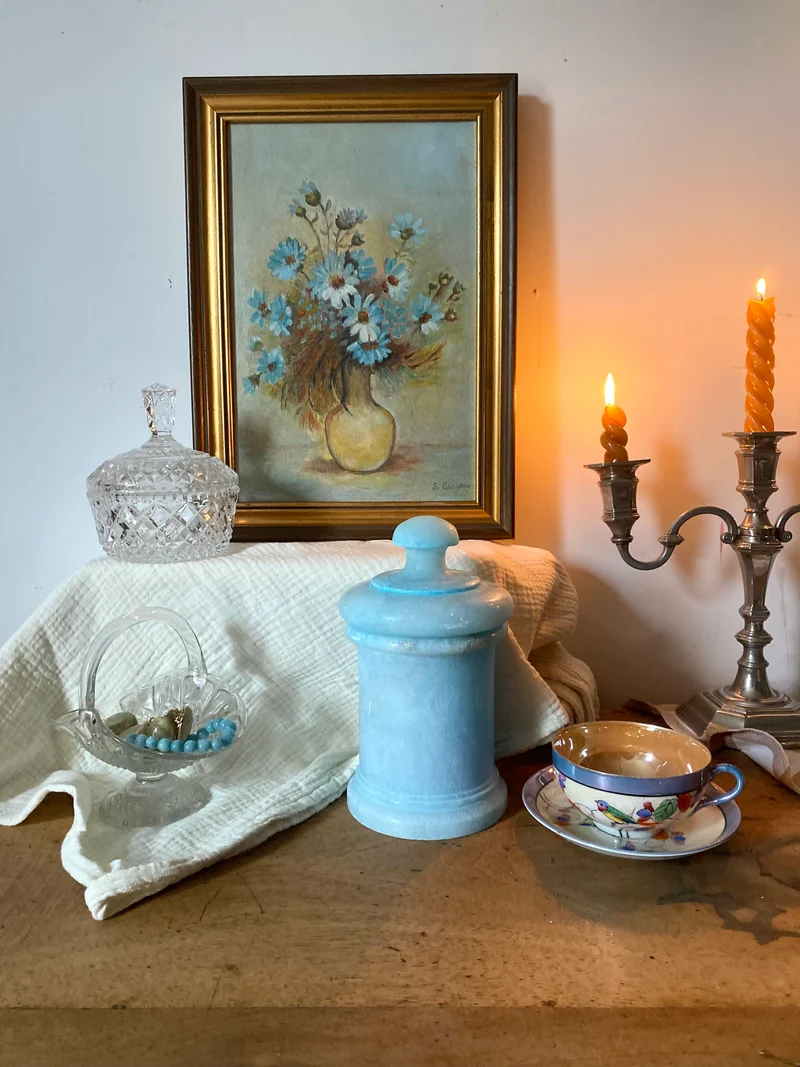 Pot d’apothicaire en albâtre bleu turquoise datant des années 1960.