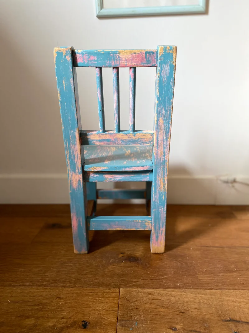 Chaise pour enfant en bois ancien