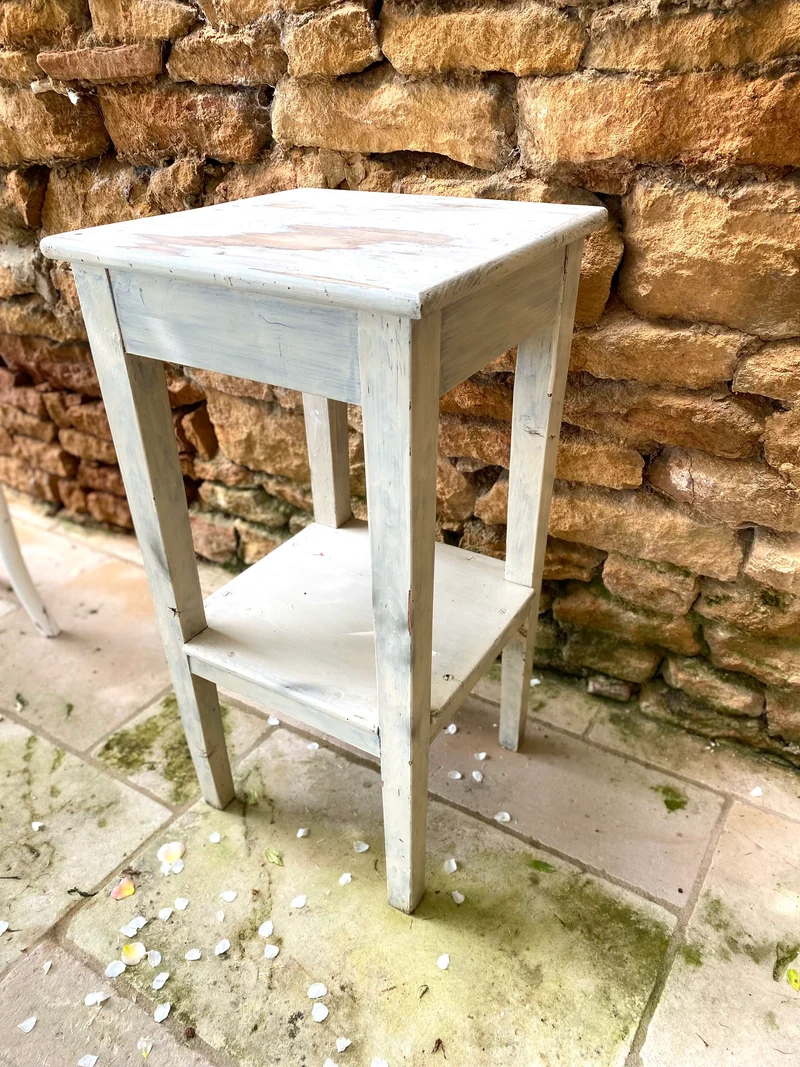Table d’appoint en bois ancien patiné
