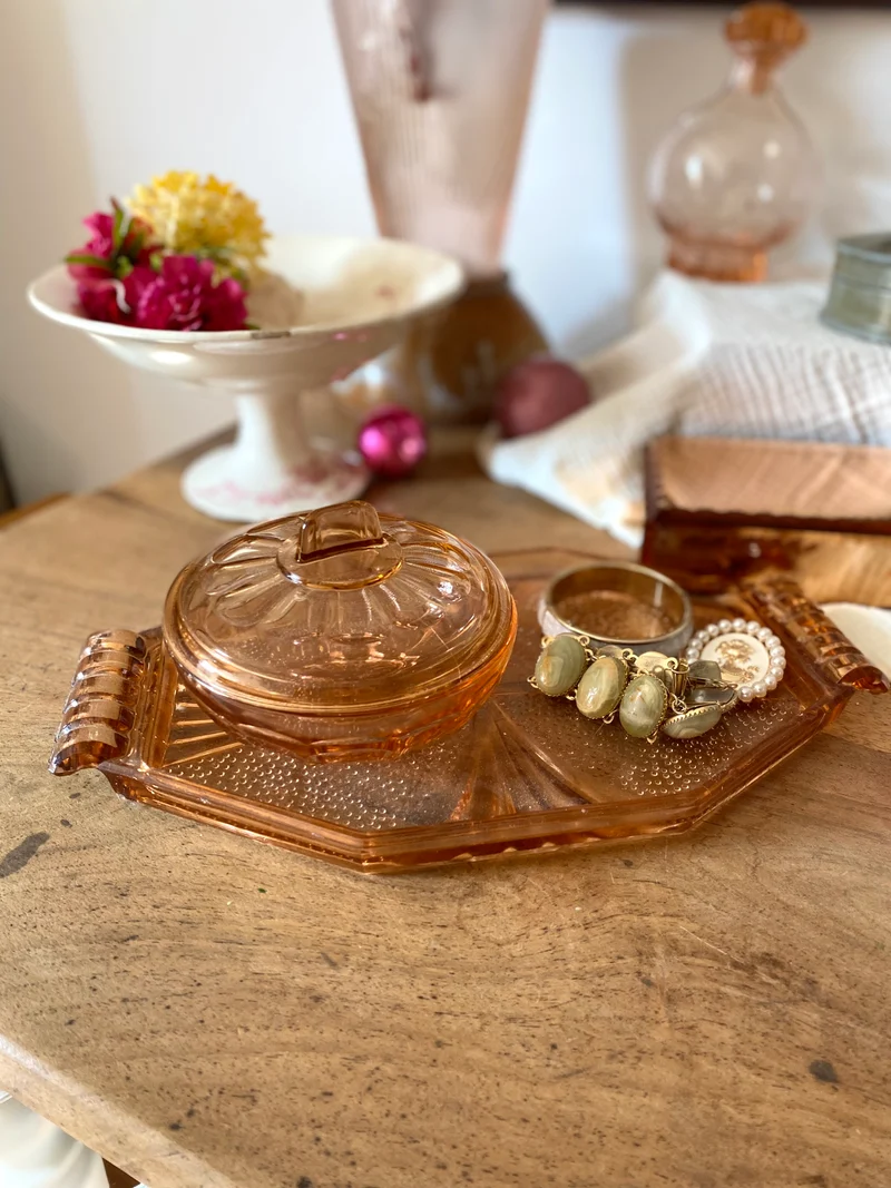 Boîte à poudre en rosaline sur son plateau
