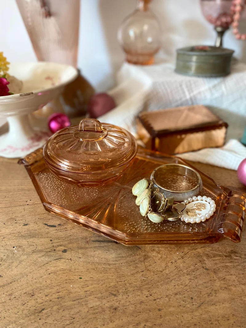 Boîte à poudre en rosaline sur son plateau