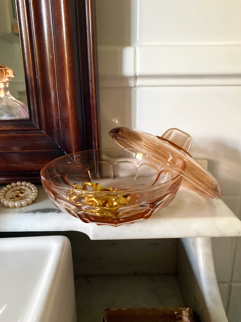 Boîte à poudre en rosaline sur son plateau