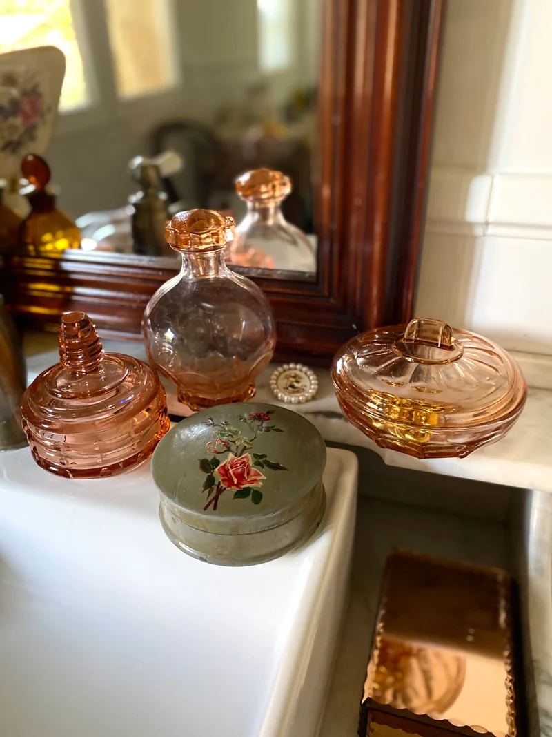 Boîte à poudre en rosaline sur son plateau