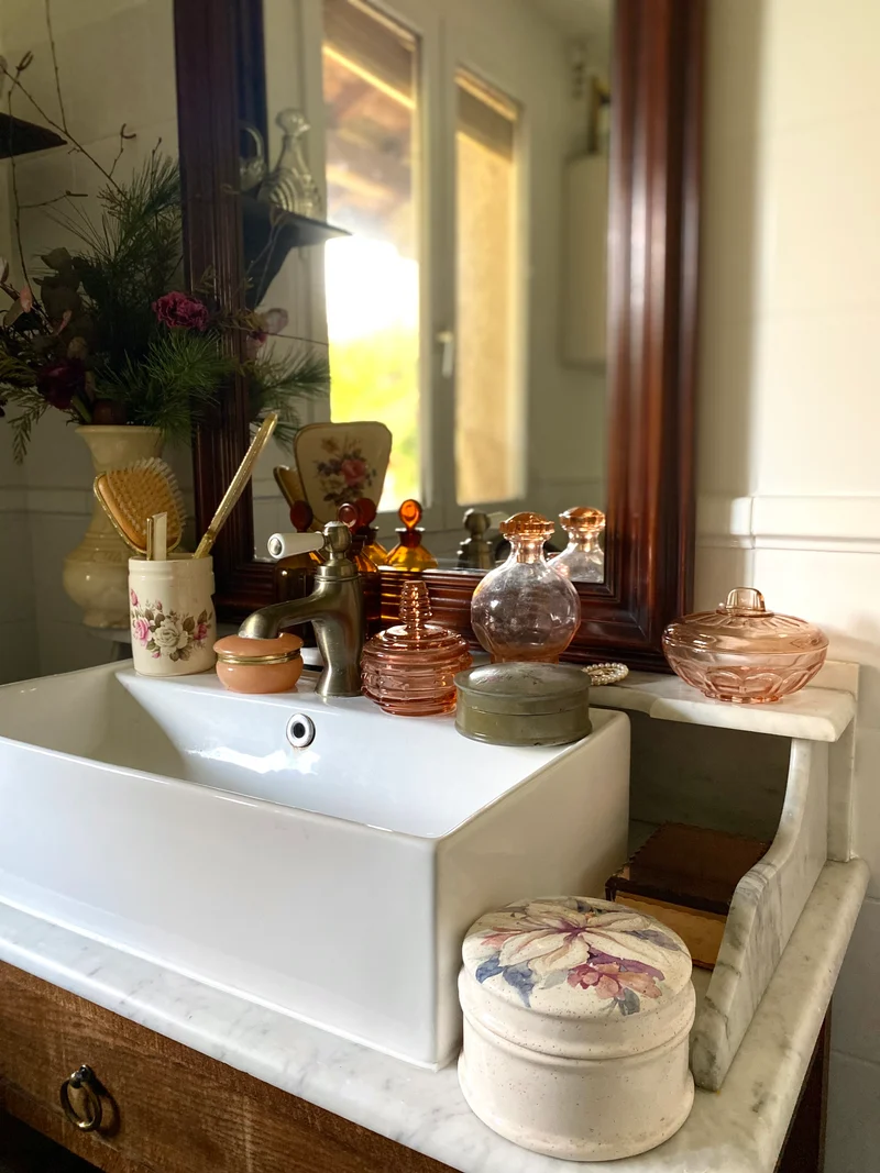 Boîte à poudre en rosaline sur son plateau