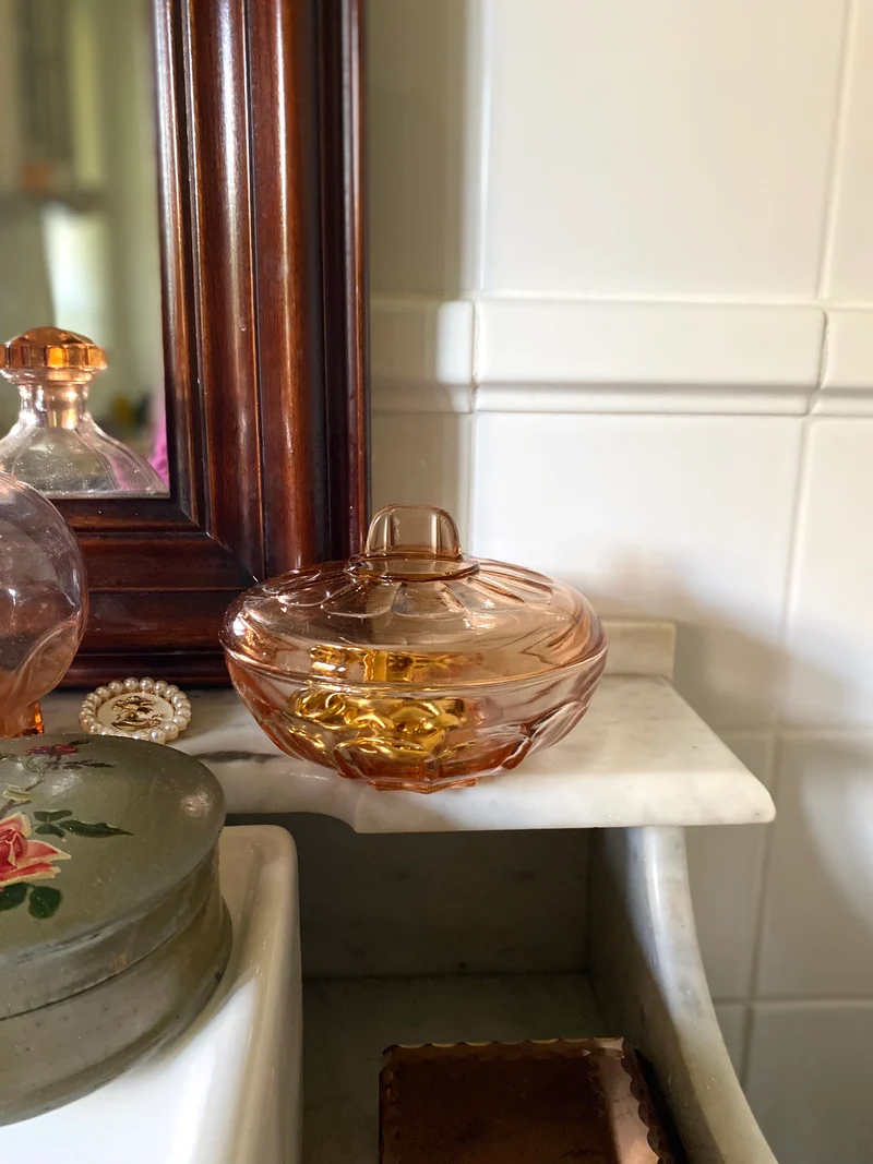 Boîte à poudre en rosaline sur son plateau
