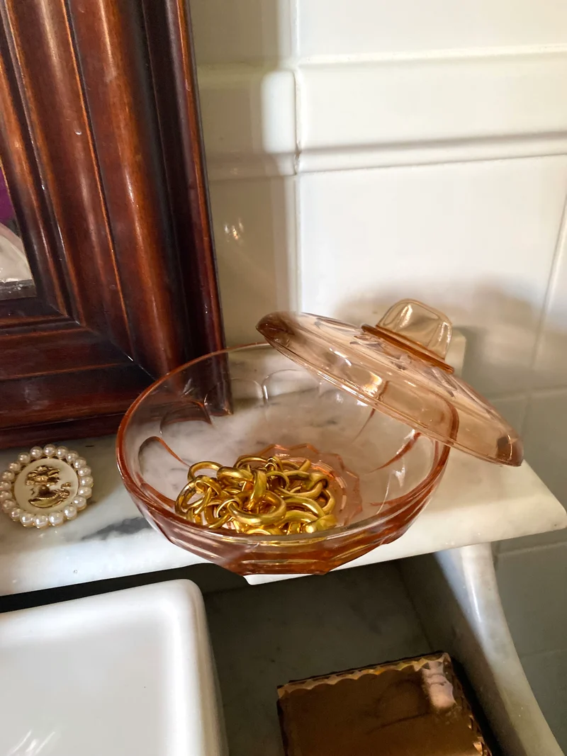 Boîte à poudre en rosaline sur son plateau