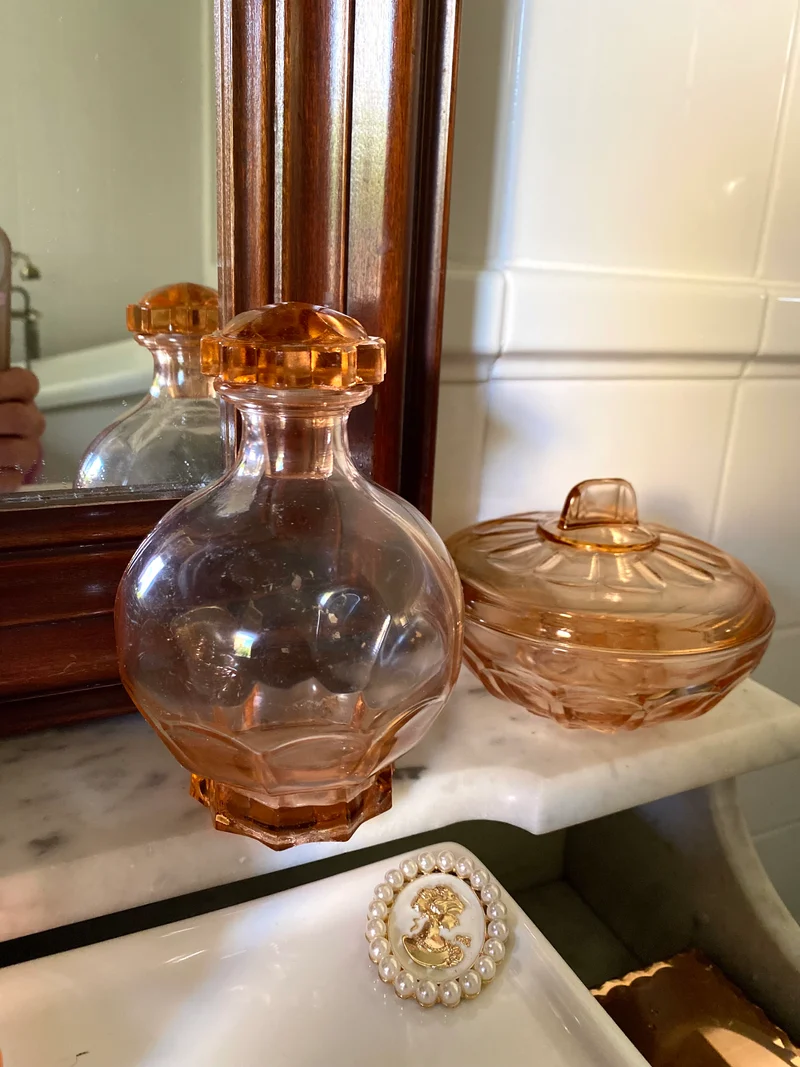 Boîte à poudre en rosaline sur son plateau