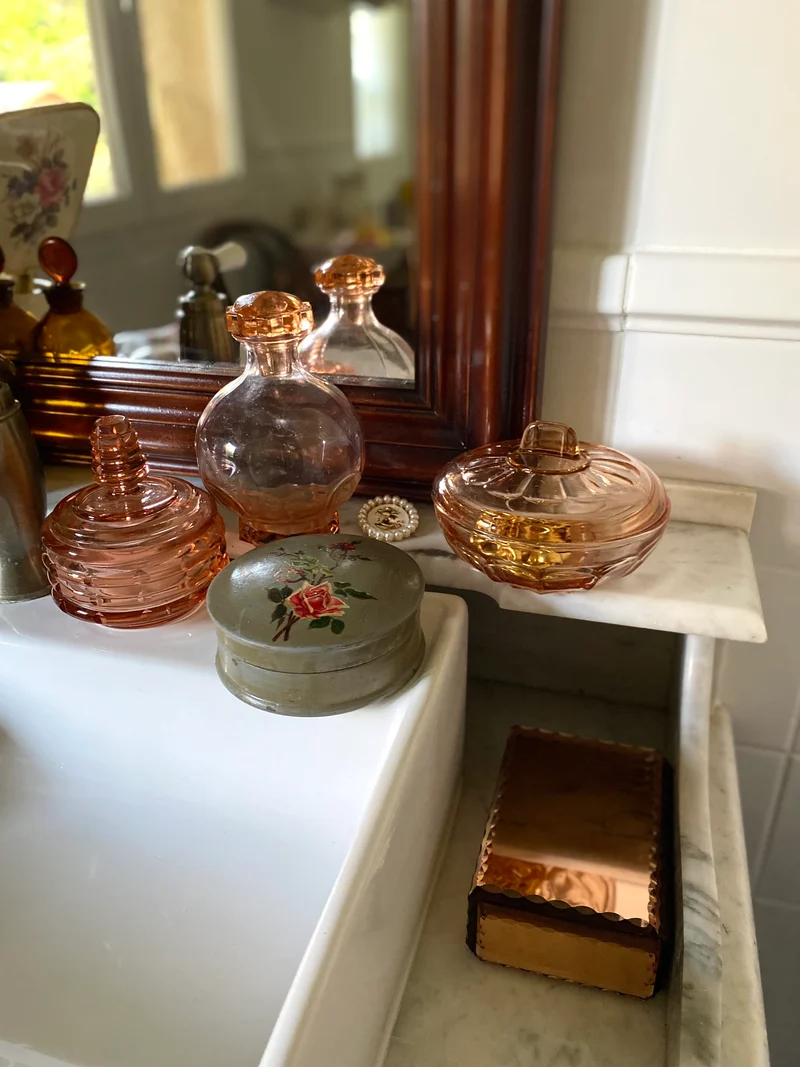 Boîte à poudre en rosaline sur son plateau