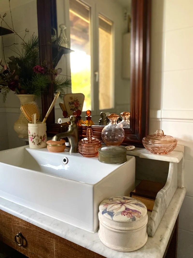 Boîte à poudre en rosaline sur son plateau