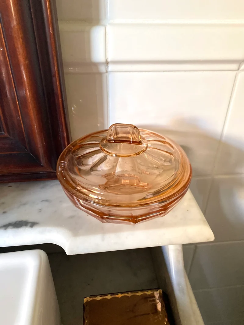 Boîte à poudre en rosaline sur son plateau
