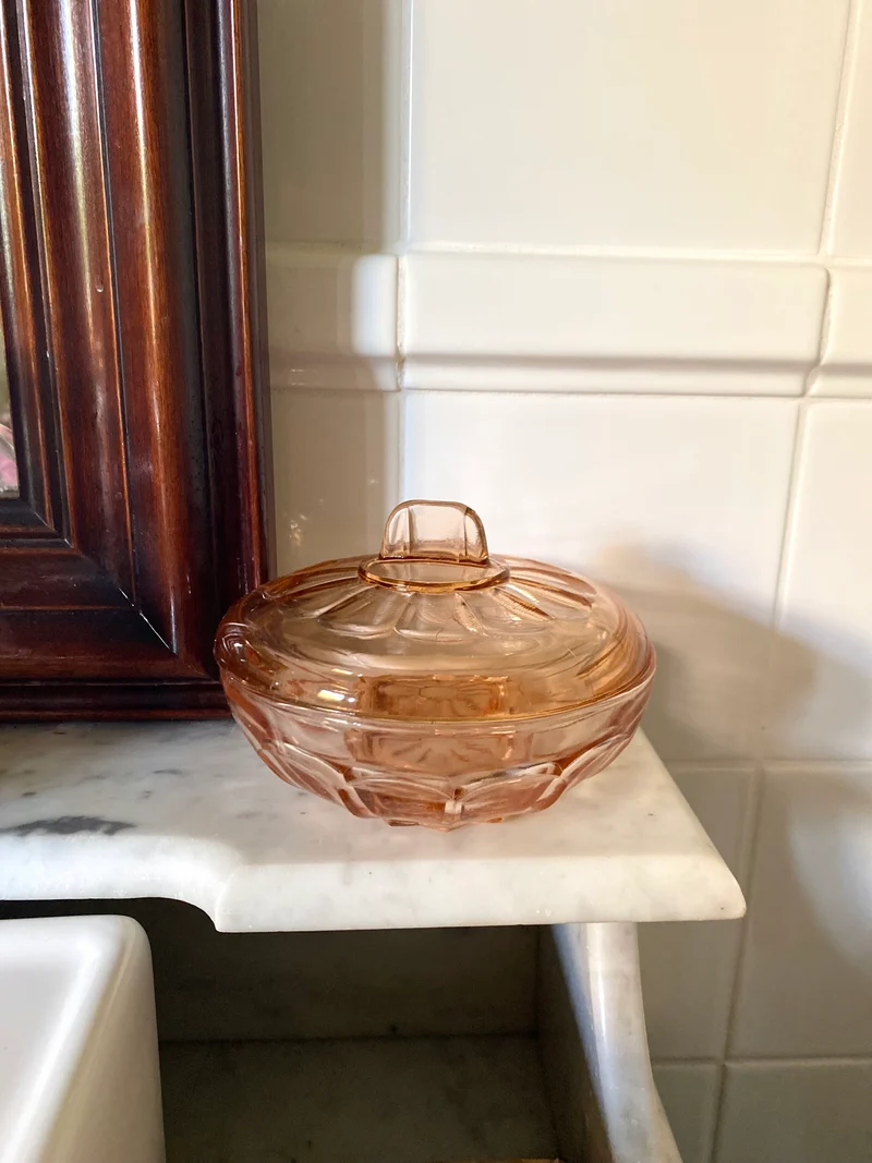 Boîte à poudre en rosaline sur son plateau