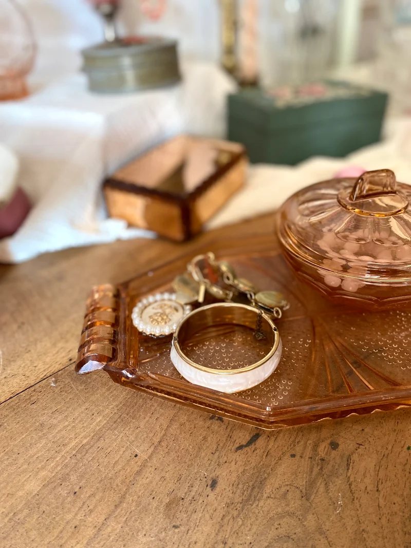 Boîte à poudre en rosaline sur son plateau