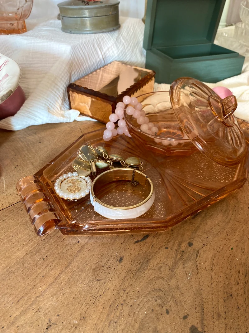 Boîte à poudre en rosaline sur son plateau