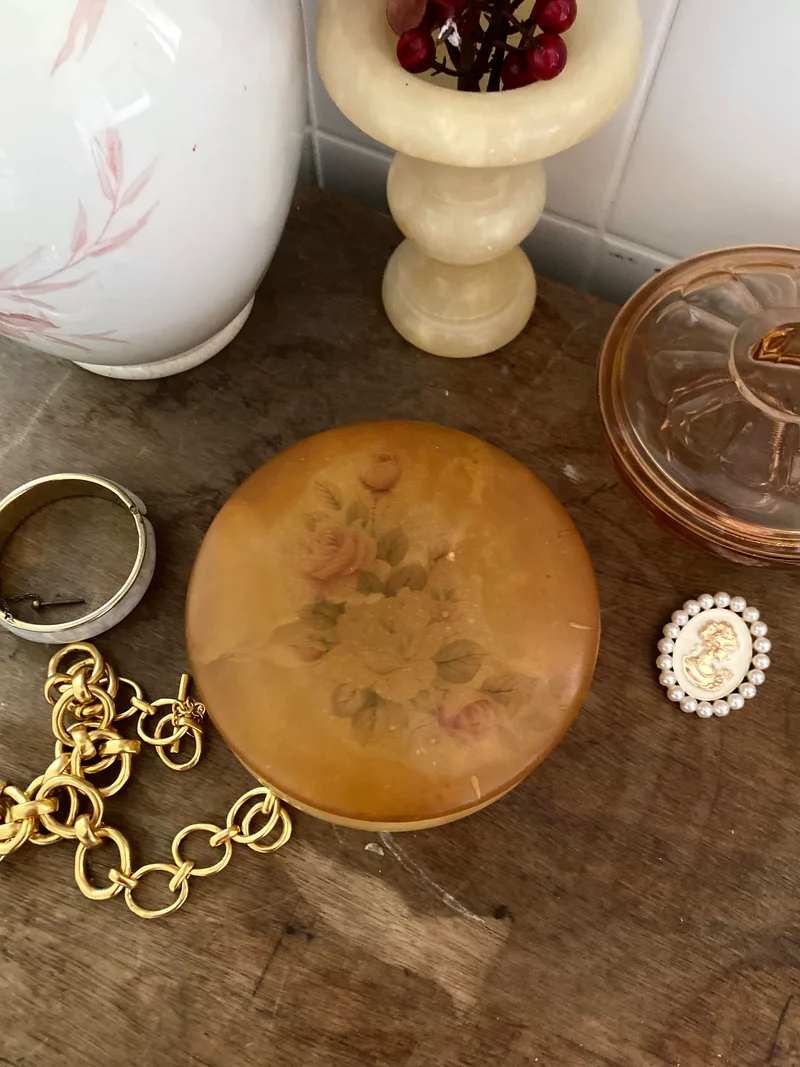 Boîte à bijoux en albâtre