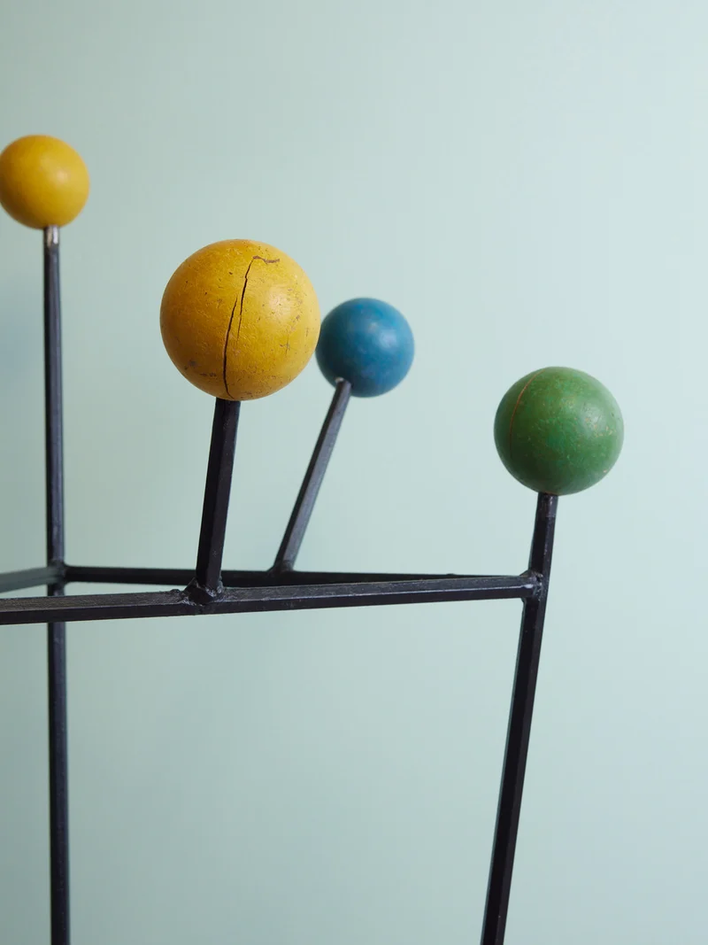 Charlie, le porte-manteau rétro noir à boules colorées N°439