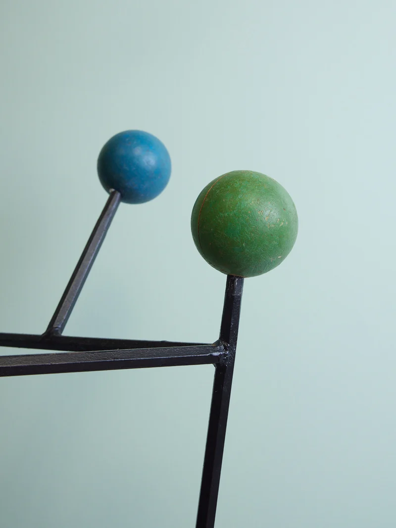 Charlie, le porte-manteau rétro noir à boules colorées N°439