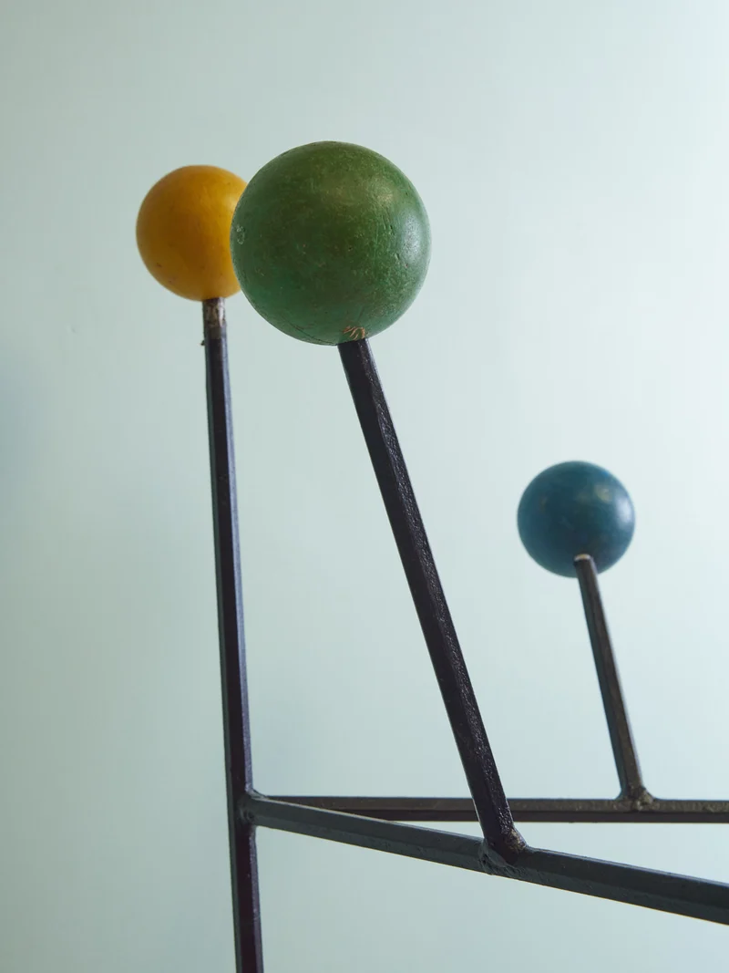 Charlie, le porte-manteau rétro noir à boules colorées N°439
