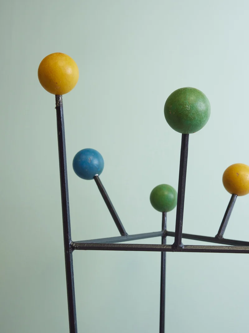 Charlie, le porte-manteau rétro noir à boules colorées N°439