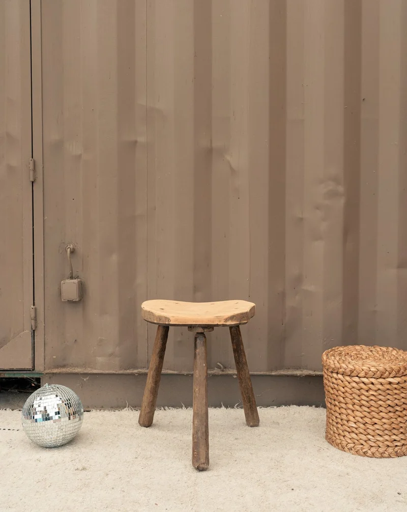 Regis, le tabouret tripode en bois N°1580