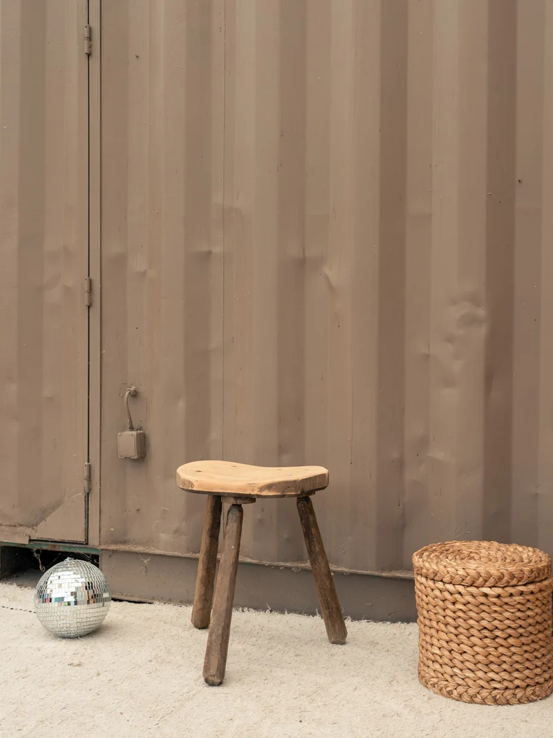 Regis, le tabouret tripode en bois N°1580