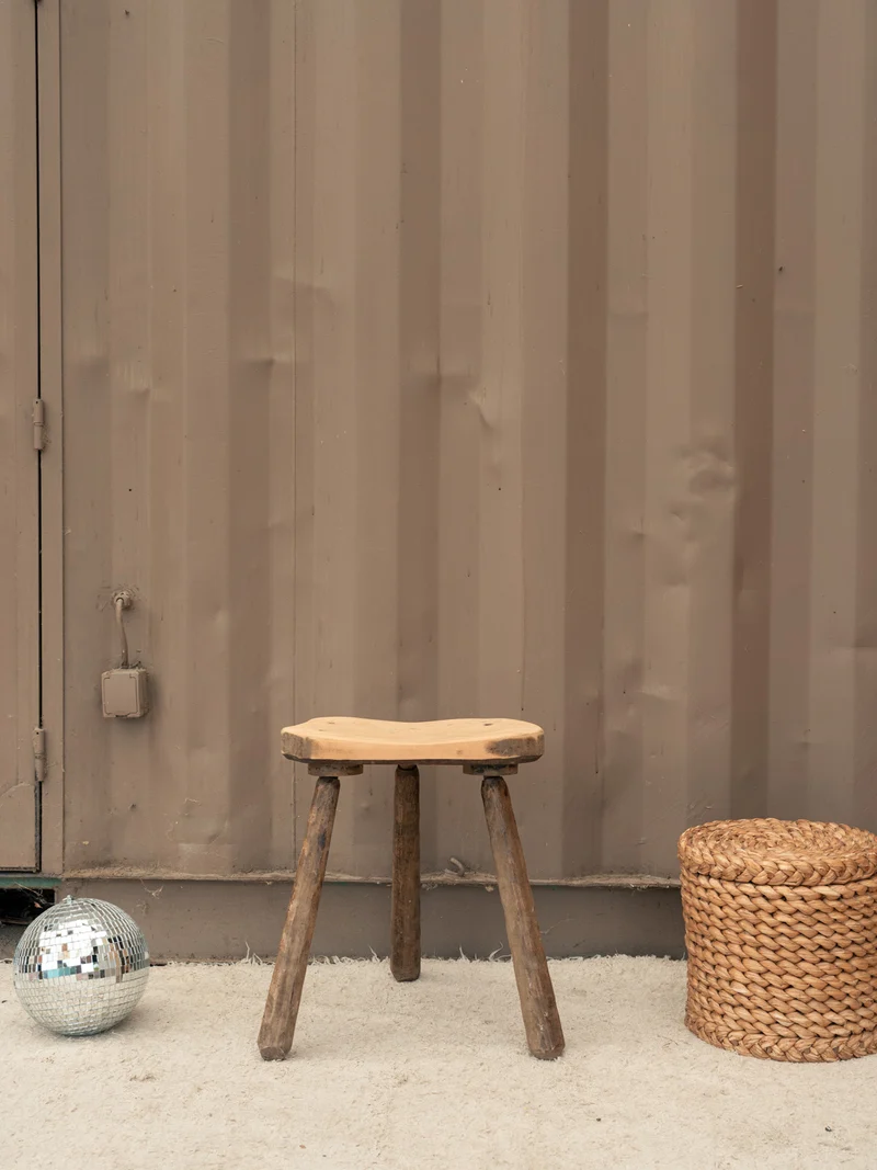 Regis, le tabouret tripode en bois N°1580