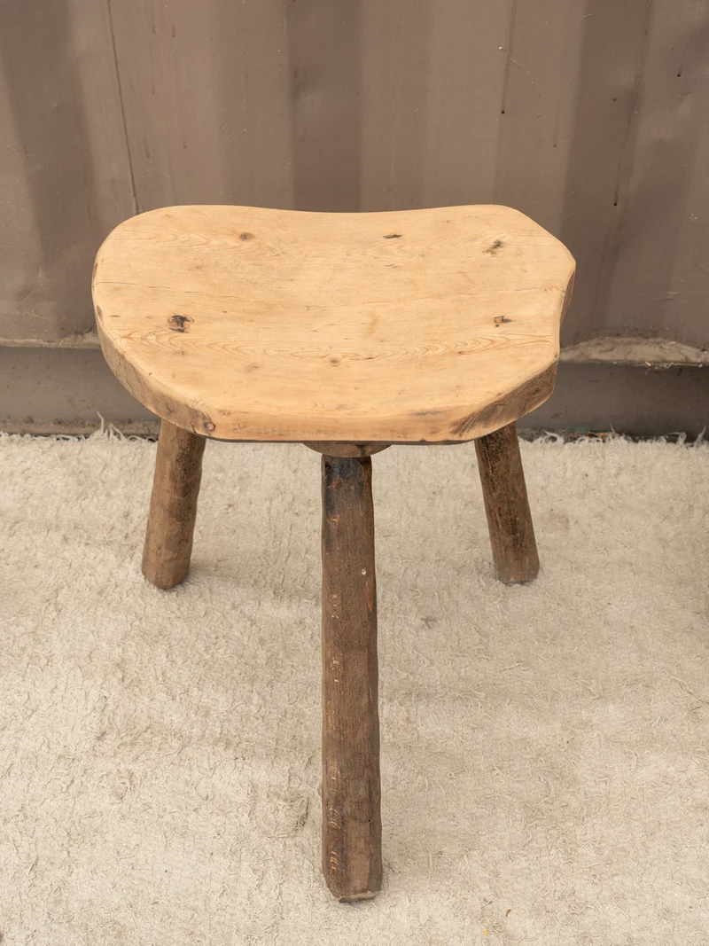 Regis, le tabouret tripode en bois N°1580