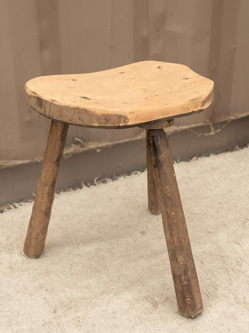 Regis, le tabouret tripode en bois N°1580