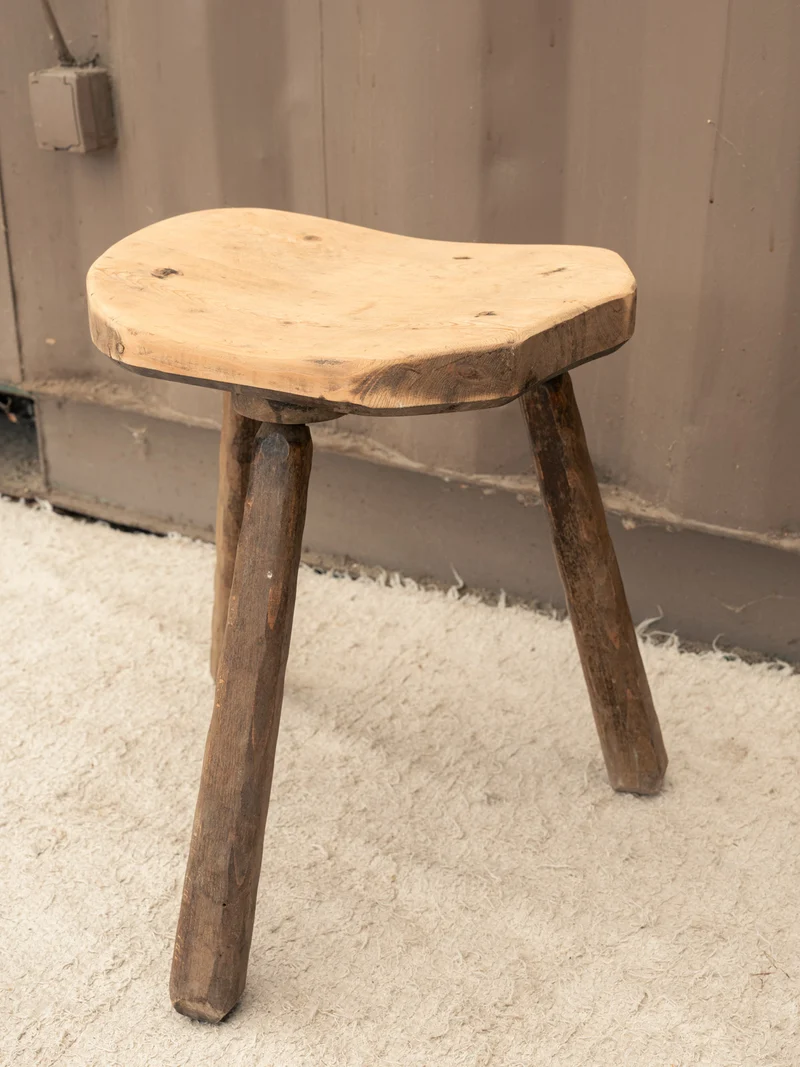 Regis, le tabouret tripode en bois N°1580