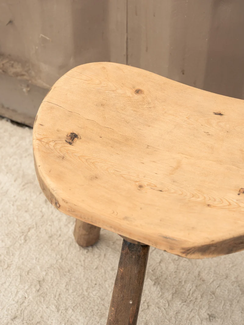 Regis, le tabouret tripode en bois N°1580