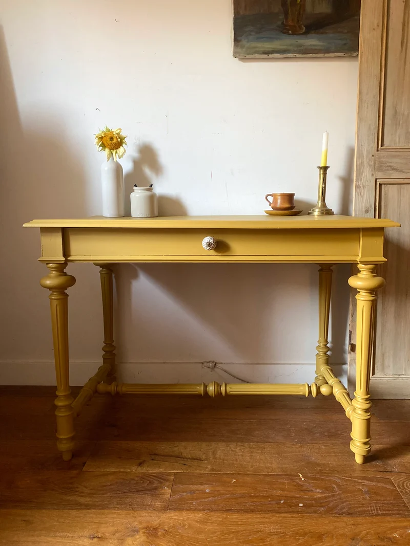Table bureau fin XIXe peinte moutarde, entretoise tournée