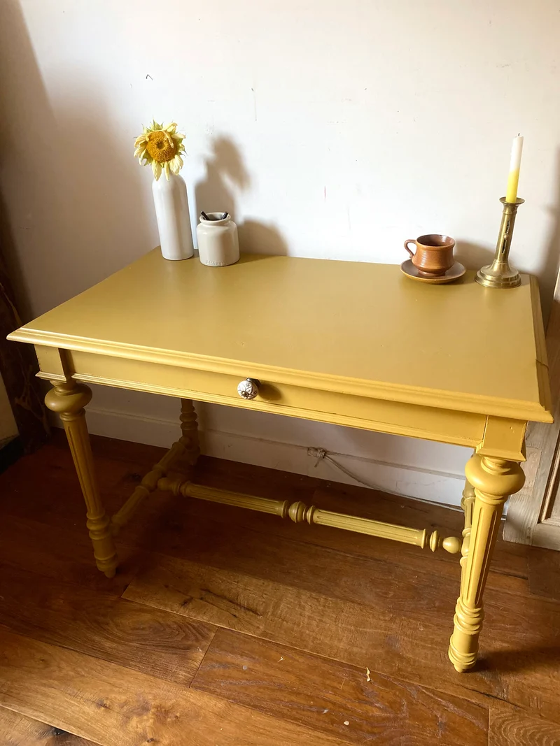 Table bureau fin XIXe peinte moutarde, entretoise tournée