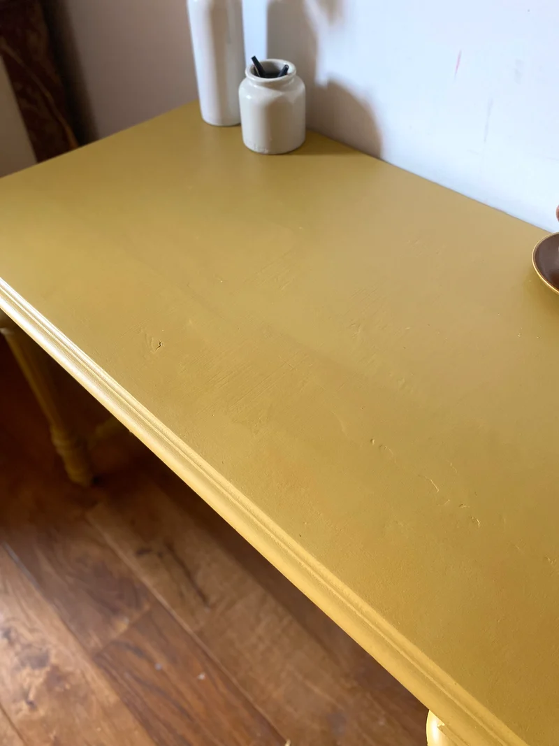 Table bureau fin XIXe peinte moutarde, entretoise tournée
