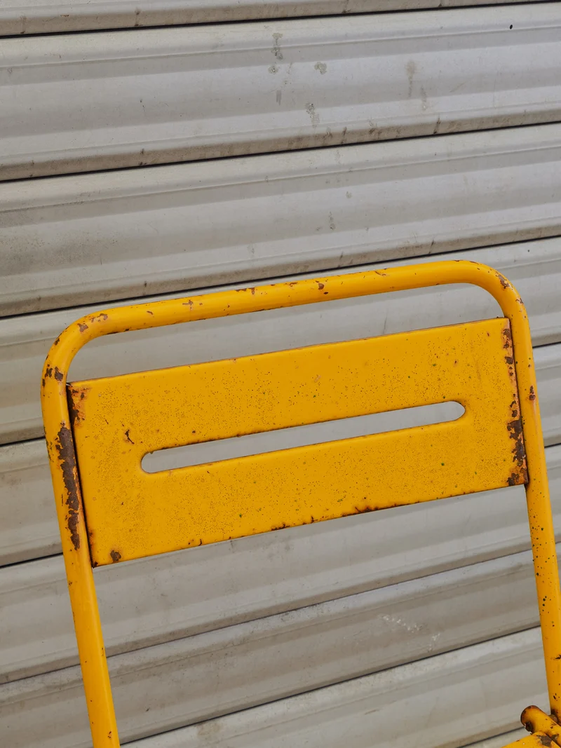 Alma, la chaise en métal jaune N°2018