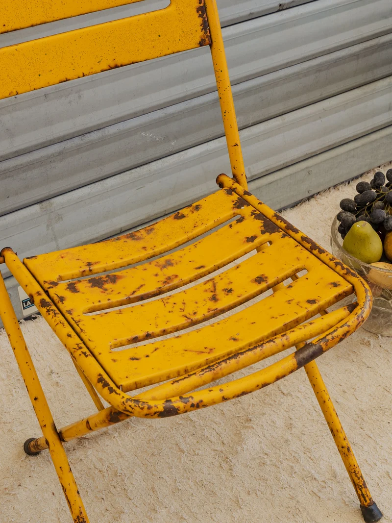 Alma, la chaise en métal jaune N°2018