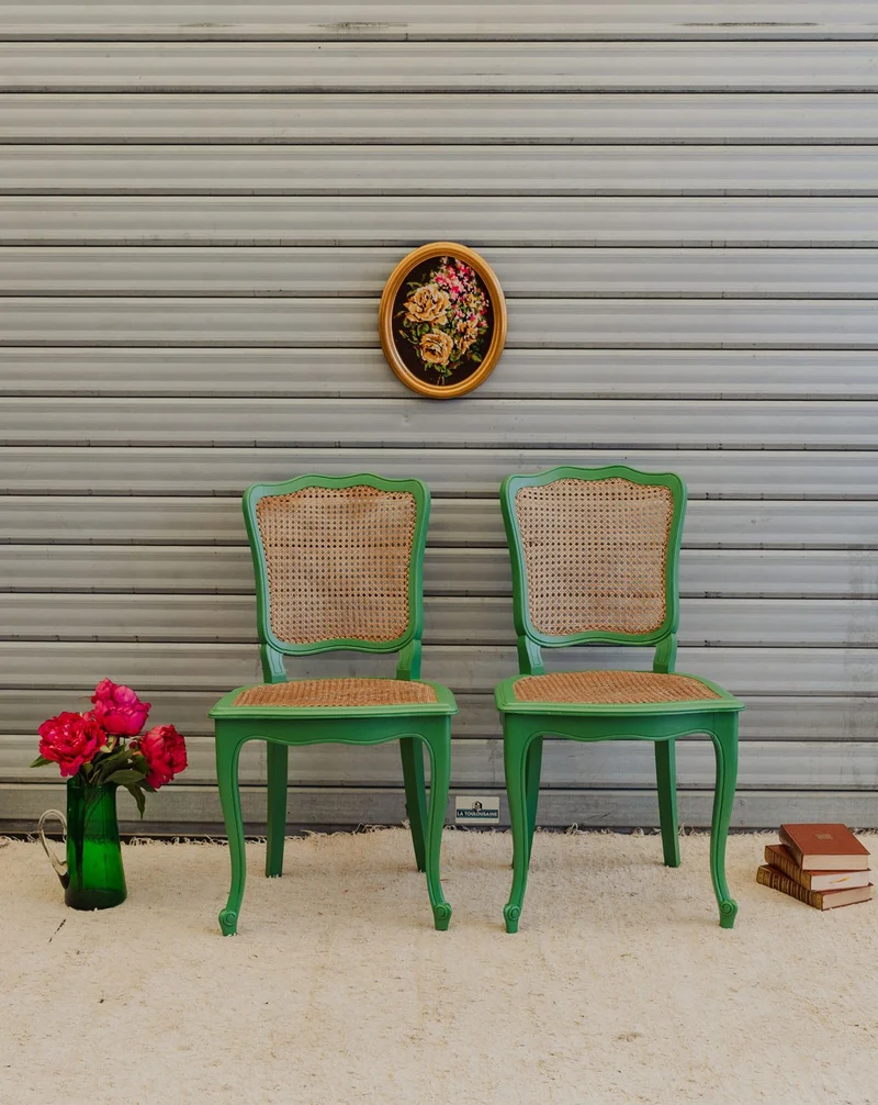 Claude, la paire de chaises en bois vert N°1654