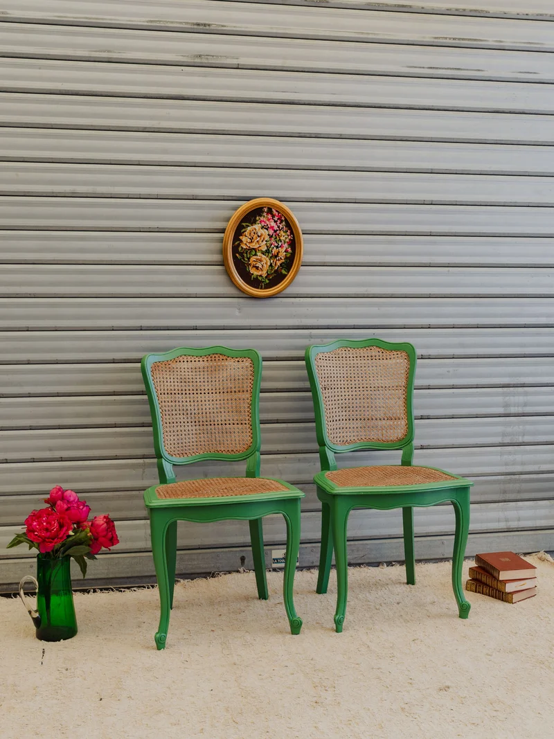 Claude, la paire de chaises en bois vert N°1654