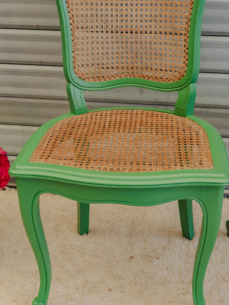 Claude, la paire de chaises en bois vert N°1654