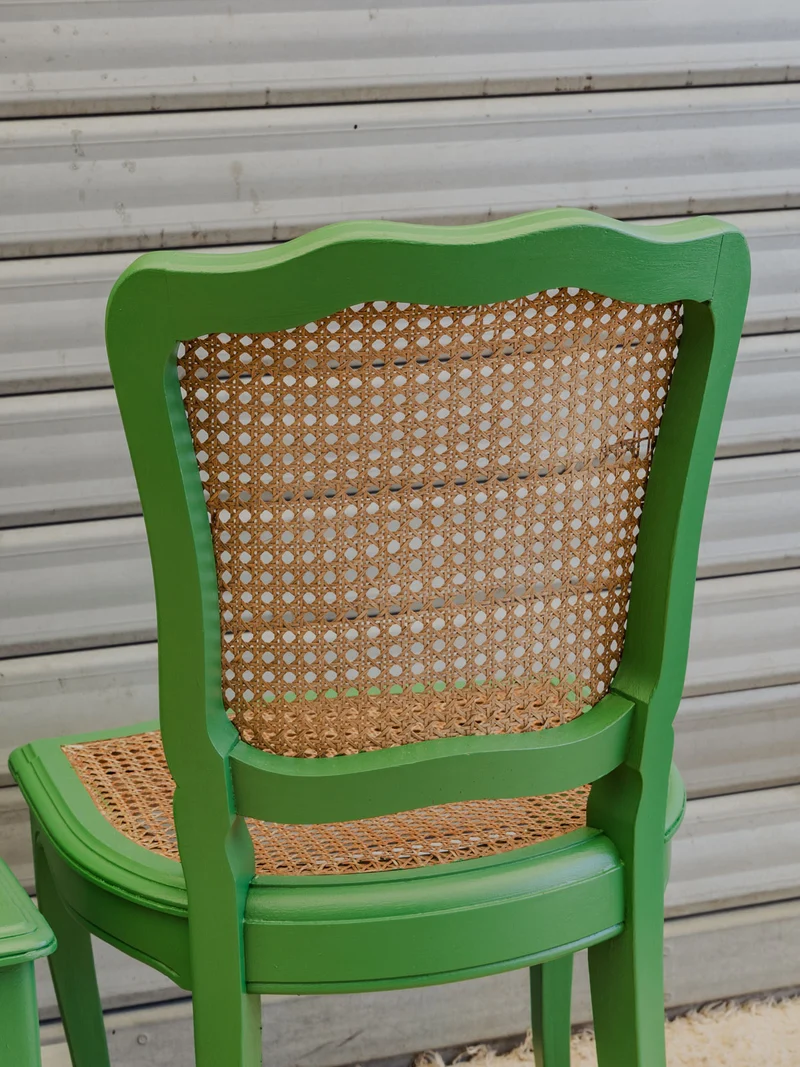 Claude, la paire de chaises en bois vert N°1654