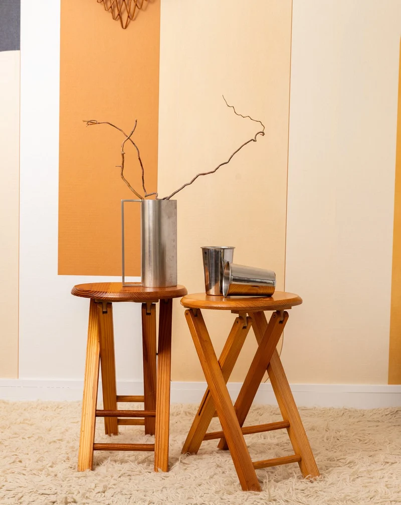 Regis, le lot de deux tabourets pliants vintage en bois N°1565
