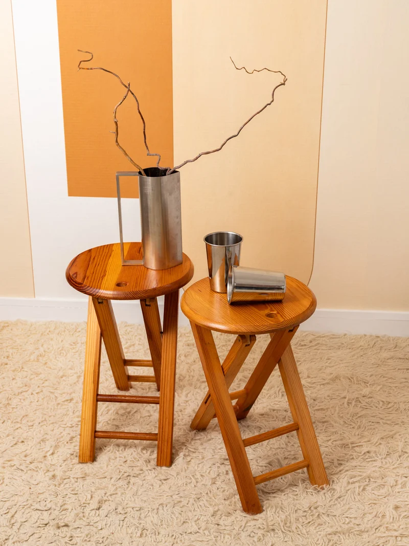 Regis, le lot de deux tabourets pliants vintage en bois N°1565