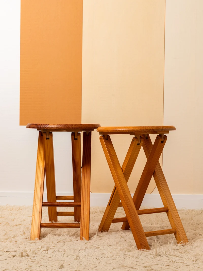Regis, le lot de deux tabourets pliants vintage en bois N°1565