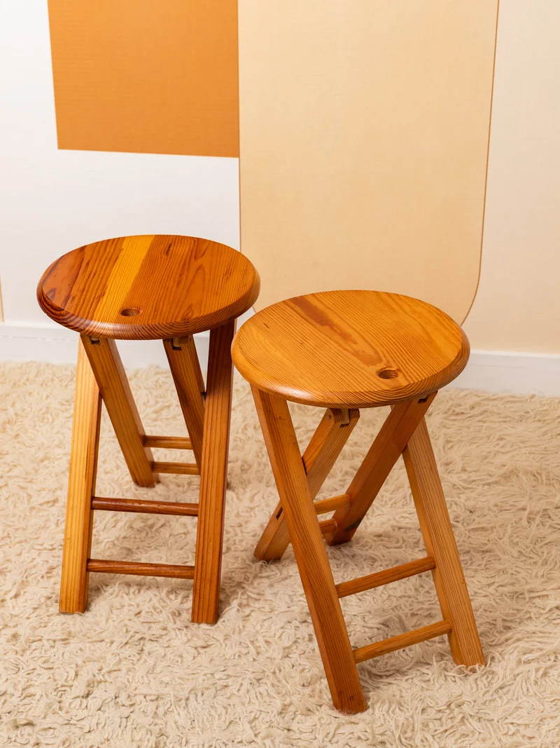Regis, le lot de deux tabourets pliants vintage en bois N°1565