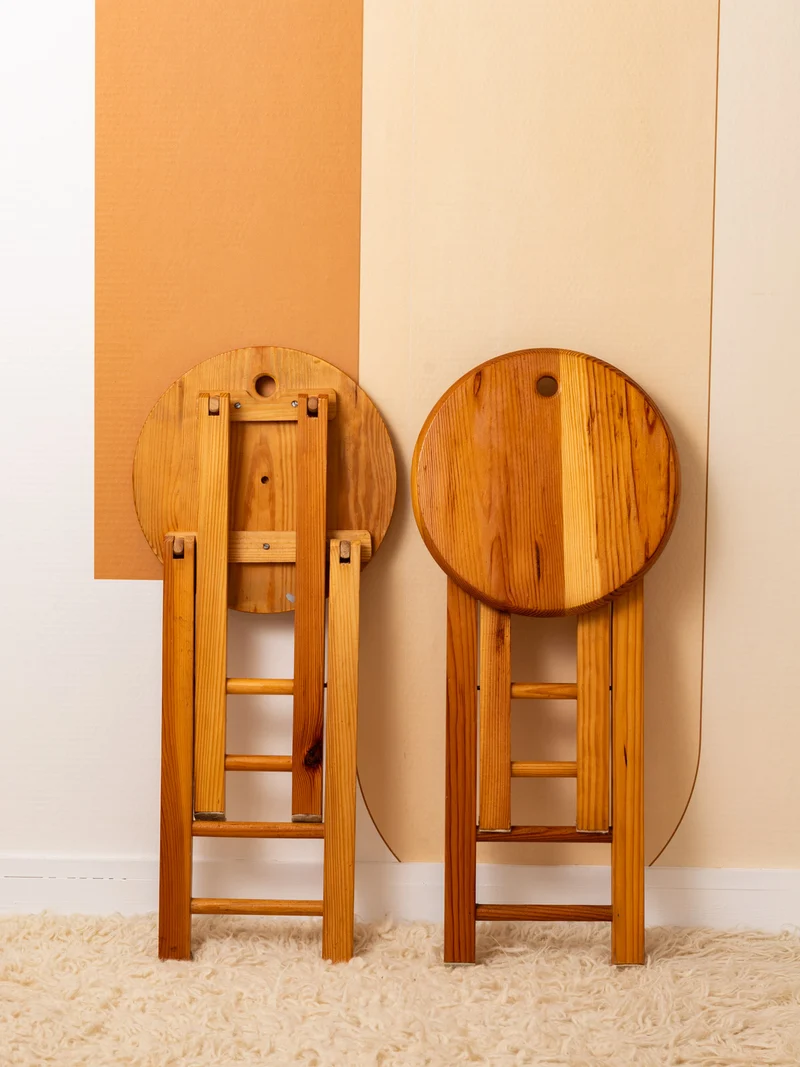 Regis, le lot de deux tabourets pliants vintage en bois N°1565
