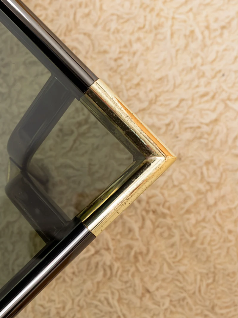 Donna, la table basse en verre fumé et laiton N°1583