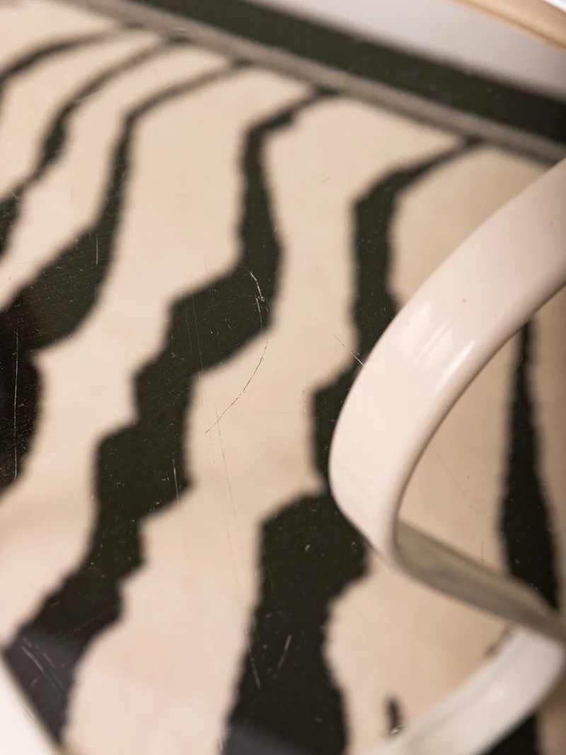 Donna, la table basse blanche et verre fumé N°1577