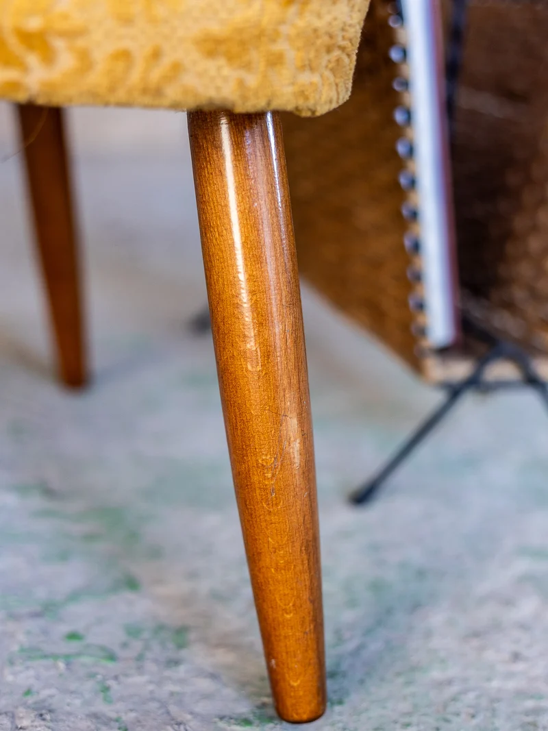 Jakob, la paire de fauteuils jaune moutarde N°1385