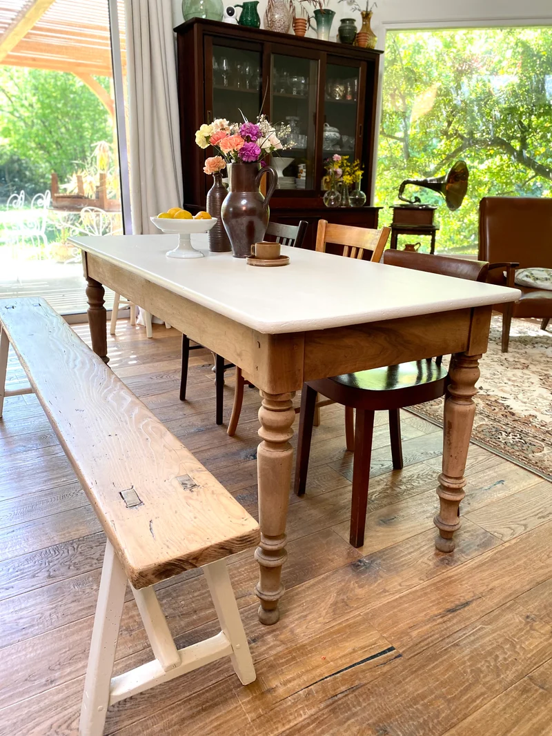 Table de ferme ancienne rénovée et son banc